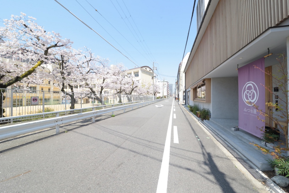 Mitsuwaya 建物と桜