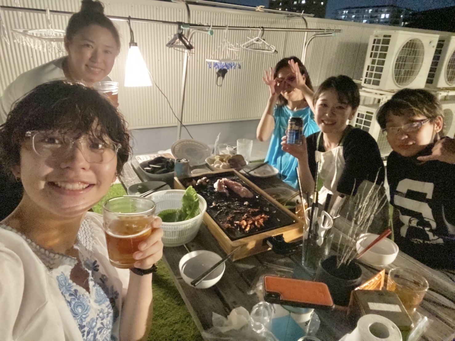 大阪シェアハウスの屋上でバーベキューしている様子