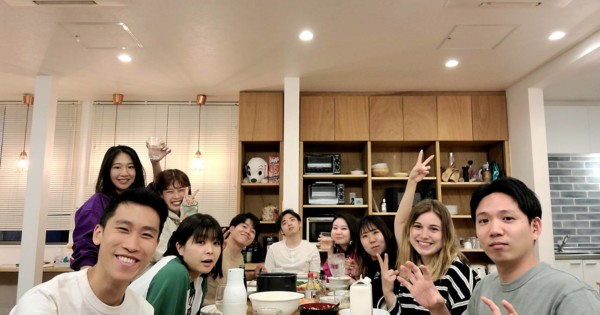 大阪のシェアハウスの手巻き寿司パーティー
