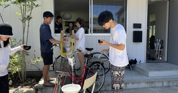 大阪のシェアハウスHAYA OSAKAで流しそうめんをしている入居者